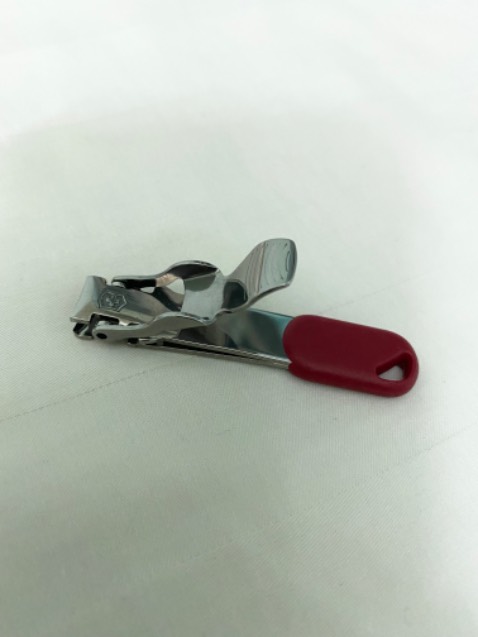 Giao hàng nhanh hơn dự kiến, đóng gói quá kỹ,  sản phẩm nhìn đẹp, sắc sảo, nhỏ nhắn xinh xắn, cắt thử thấy bén ngót, giá hơi cao nhưng tiền nào của nấy thôi.