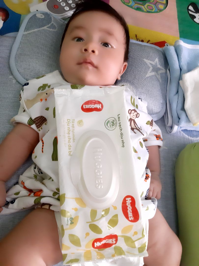 Bữa đầu là đc tặng thêm gói . Nhưng vì thấy nhiều tiền quá nên lưỡng lự chưa muốn mua+ thêm phí giao hàng cũng hơi cao nên cho vào giỏ hàng rồi để đó.  nay  quyết định mua thì nó lại hết tặng. Nhưng đc giảm 20k phí ship nên thôi mua luôn. đằng nào cũng phải dùng. mua nhiều thì giá sỉ.lẻ cũng hơn 40k rồi. lần đầu xài thấy thích quá nên mua luôn.