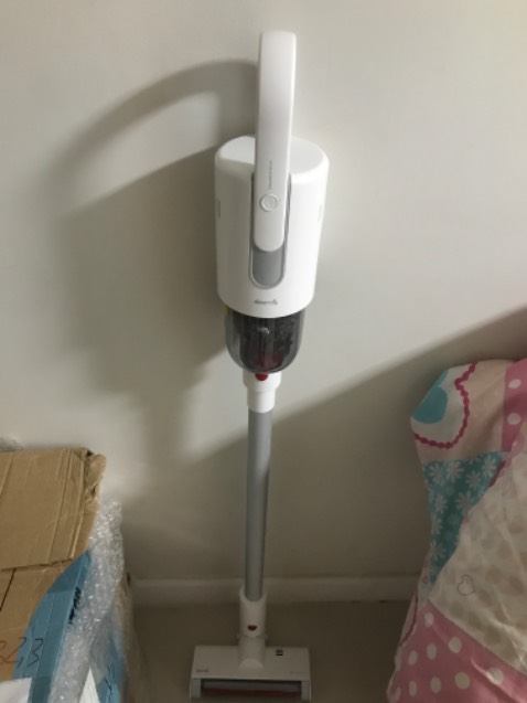 Giao hàng nhanh, an toàn. Máy thiết kế đẹp, gọn nhẹ, lực hút mạnh 150W, dễ tháo ráp vệ sinh, mỗi tội không tự đứng được, phải treo lên