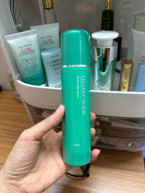 Giao hàng nhanh, đóng gói cẩn thận. Sp sử dụng rất thích da mềm mịn, cấp ẩm tốt. Đặc biệt với vòi xịt sử dụng rất thuận tiện.