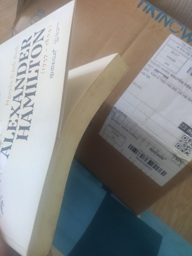 Tiki giao hàng nhanh. Nhưng mình thực sự không hài lòng về cuốn sách được giao lần này. Alexander Hamilton là cuốn sách mà mình thấy anh Nguyễn Cảnh Bình giới thiệu trên Youtube, mình rất muốn mua về để học hỏi. Mình đồng ý với quan điểm là quan trọng nhất vẫn là nội dung của cuốn sách, nhưng ít nhất cũng nên tôn trọng người dùng là giao sách mới cho họ, chứ sách được giao lần này bị ố vàng bên ngoài, bên trong lại có nhiều trang in lỗi, giấy bị nhăn nheo khá nhiều. Hi vọng Tiki có thể đổi giúp mình quyển sách mới. Cảm ơn.