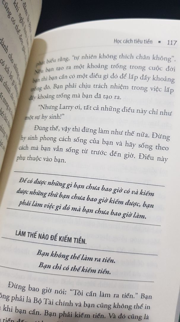 Mình có quyển này từ năm 2012, sau đó gần đây mới lấy ra đọc và quyết định mua bản mới.
Ông Larry thật sự đã rất thành thật và thẳng thắn trong việc nói về chuyện "tiêu xài" của mọi người. Sách rất dễ hiểu và như một khóa học tài chính cá nhân cho mọi người vậy, thật sự là không phải đau đầu suy nghĩ gì luôn. Cái khó nhất khi đọc ở đây là mình có thực hành được hay không ấy chứ, vì nó thuyết phục quá mà ??‍♀️
Mình rất hợp với văn phong của Larry, ông thẳn thắn vào thẳng chủ đề. Không dườm dà, không lặp lại câu văn, có cả một chút cay nghiến và sẵn sàng roast bạn nếu ông thấy đúng là đang cần phải viết thế ?
Chỉ có một điều đáng tiết là dù được tái bản vào 2020, sách vẫn không được cập nhật để bắt kịp với thời đại. Vẫn còn là những vấn đề xoay quanh chương trình TV, điện thoại bàn hay truyền hình cáp, thậm chí là cắt giảm cả internet tốc độ cao (với thời đó thì internet không hẳn đã là nơi mưu sinh của nhiều người) 
Tuy nhiên nếu bỏ qua những vấn đề không kịp thời đại thì nó thật sự rất đáng đọc, và đã đọc là còn rất cuốn đó nhé!