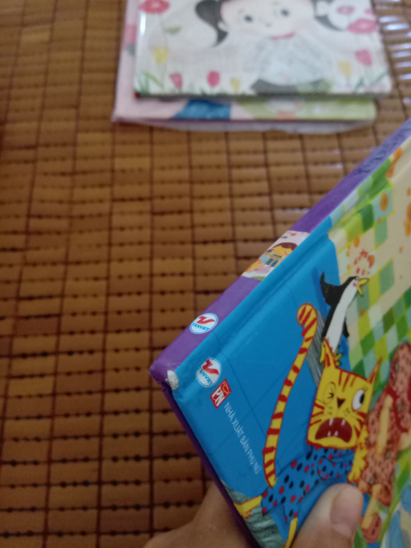 sách quá cũ mà sao lại có thể giao cho khách hàng được chứ, có lẽ đây là lần cuối cùng mua hàng trên tiki