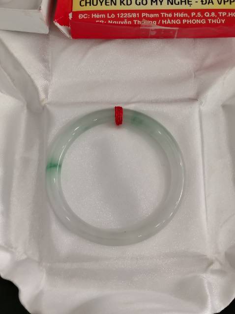 Cảm ơn shop nhiều lắm, shop bán hàng rất có tâm tư vấn nhiệt tình, vòng ở ngoài nhìn rất đẹp, đá bóng sáng đẹp lắm luôn