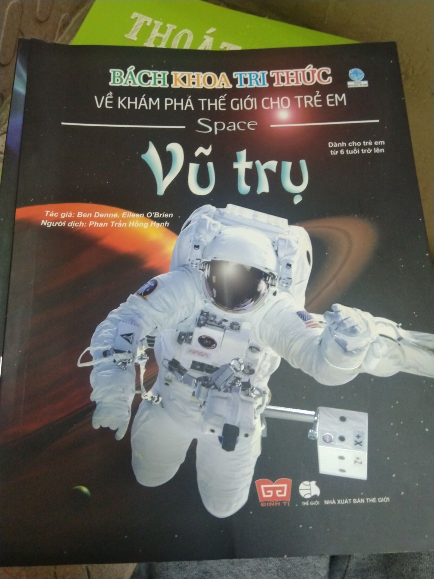 Cuốn sách bách khoa tri thức về vũ trụ cho trẻ em. Nội dung phong phú, hình ảnh sinh động, có liên kết internet chứa nhiều thông tin, trò chơi và hoạt động thú vị, cập nhật thêm các tin tức mới nhất về các chủ đề.