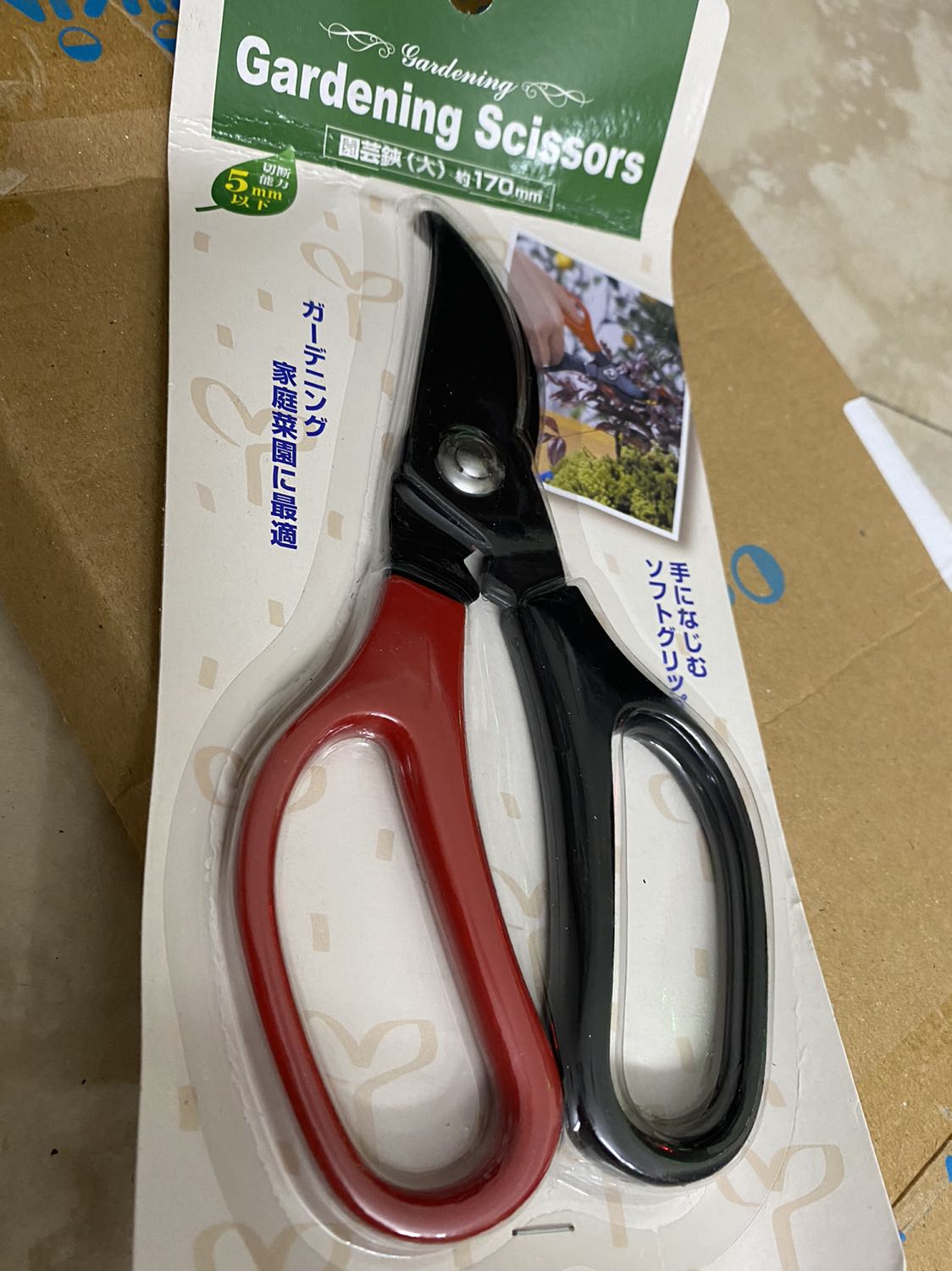 Sản phẩm cầm tay hơi nhỏ. Lưỡi này cắt cành nhỏ cỡ đầu đũa là ok