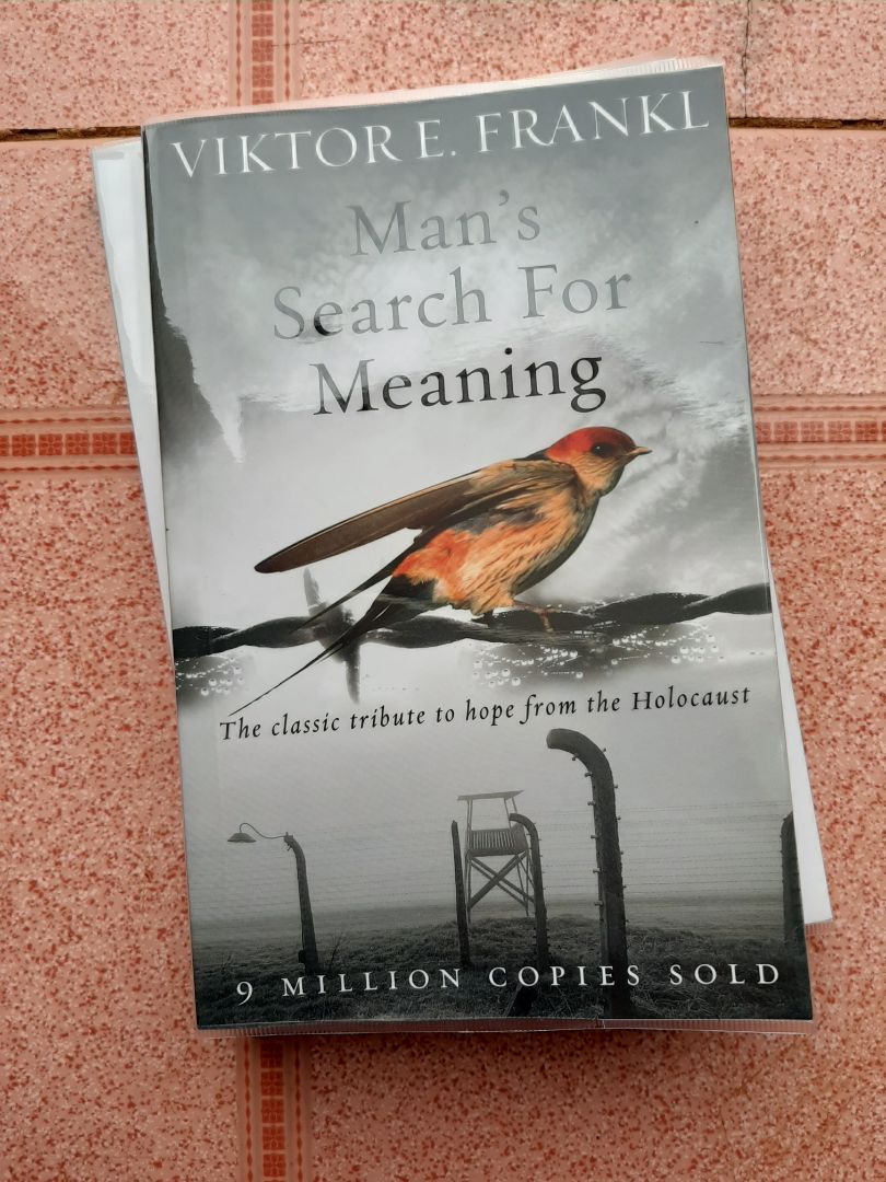 Rất thất vọng về chất lượng giấy của sách, giấy vàng màu, có mùi.