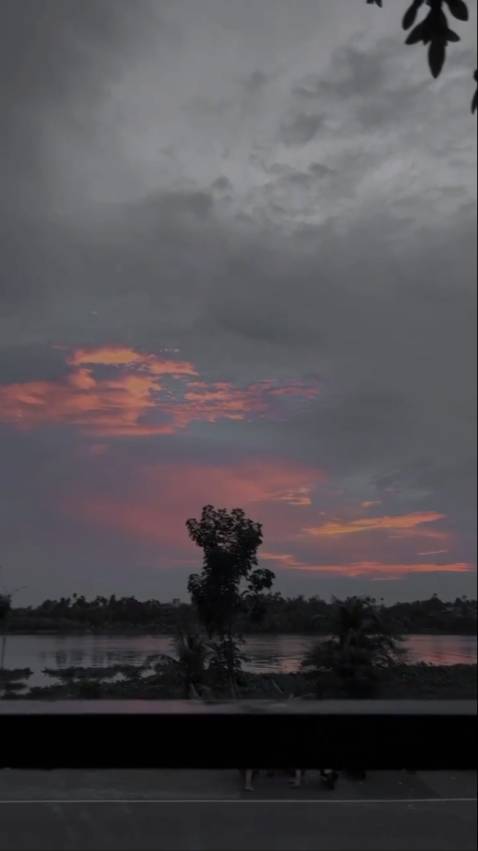 Rất đẹp nhưng phần gần tay cầm bị hư một xíu