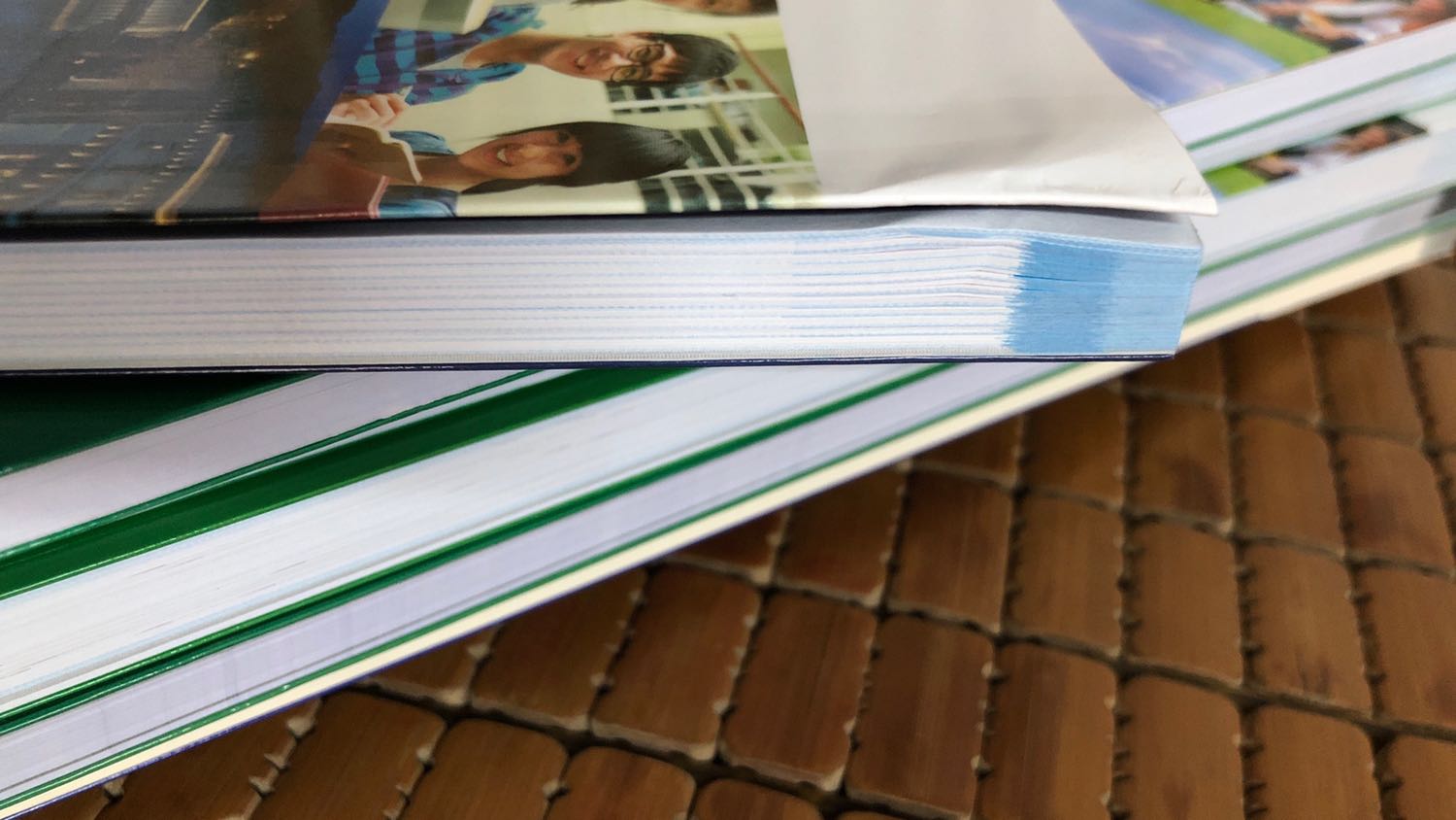 Bọc chống xóc như vậy có 1 quyển bị gấp nhăn mép trên cùng. Mình có ý lần sau nên đóng thùng sẽ an toàn hơn. Còn lại đủ sách, sách mới. Mọi ngừoi nên mua nhé