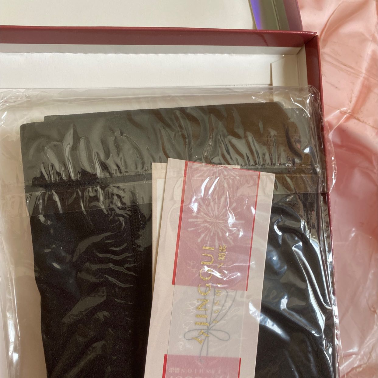 Đẹp bên trong có lót da tạo hiệu ứng thật chân.
dày dặn sẽ mua lại