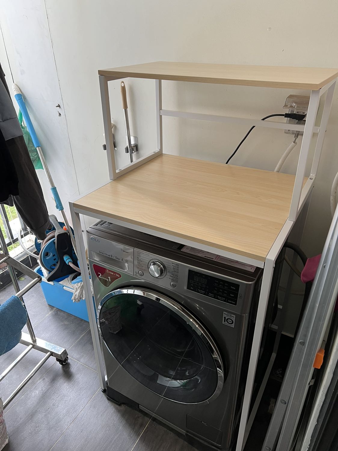 Rất vừa vặn, máy đã kê thêm chân mà vẫn vừa. Dễ lắp ráp, màu sạch sẽ.