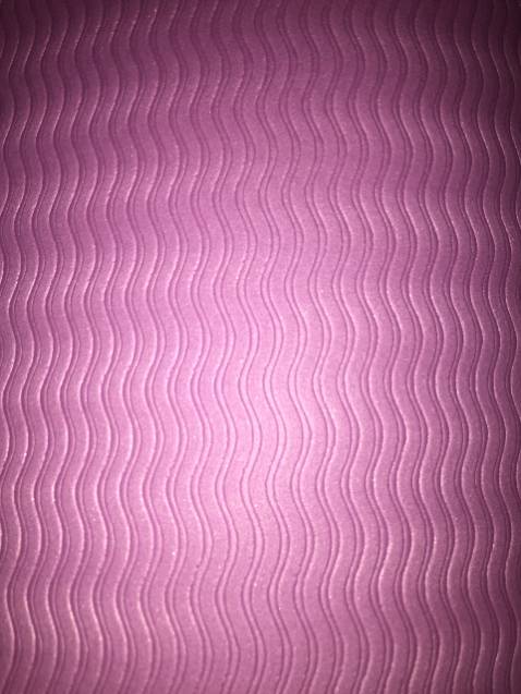 Shop ơi! Shop xem giúp mình! Thảm mới mà các vân đều có lực ép giống như đã qua sử dụng, thảm bị dính mực, bị 1 lỗ thủng, và nhìn khá cũ không khác nào thảm đã sử dụng rồi. Shop kiểm tra lại hàng trước khi giao cho khách. Gọi ko nghe máy, Nt qua *** ko thấy trl.