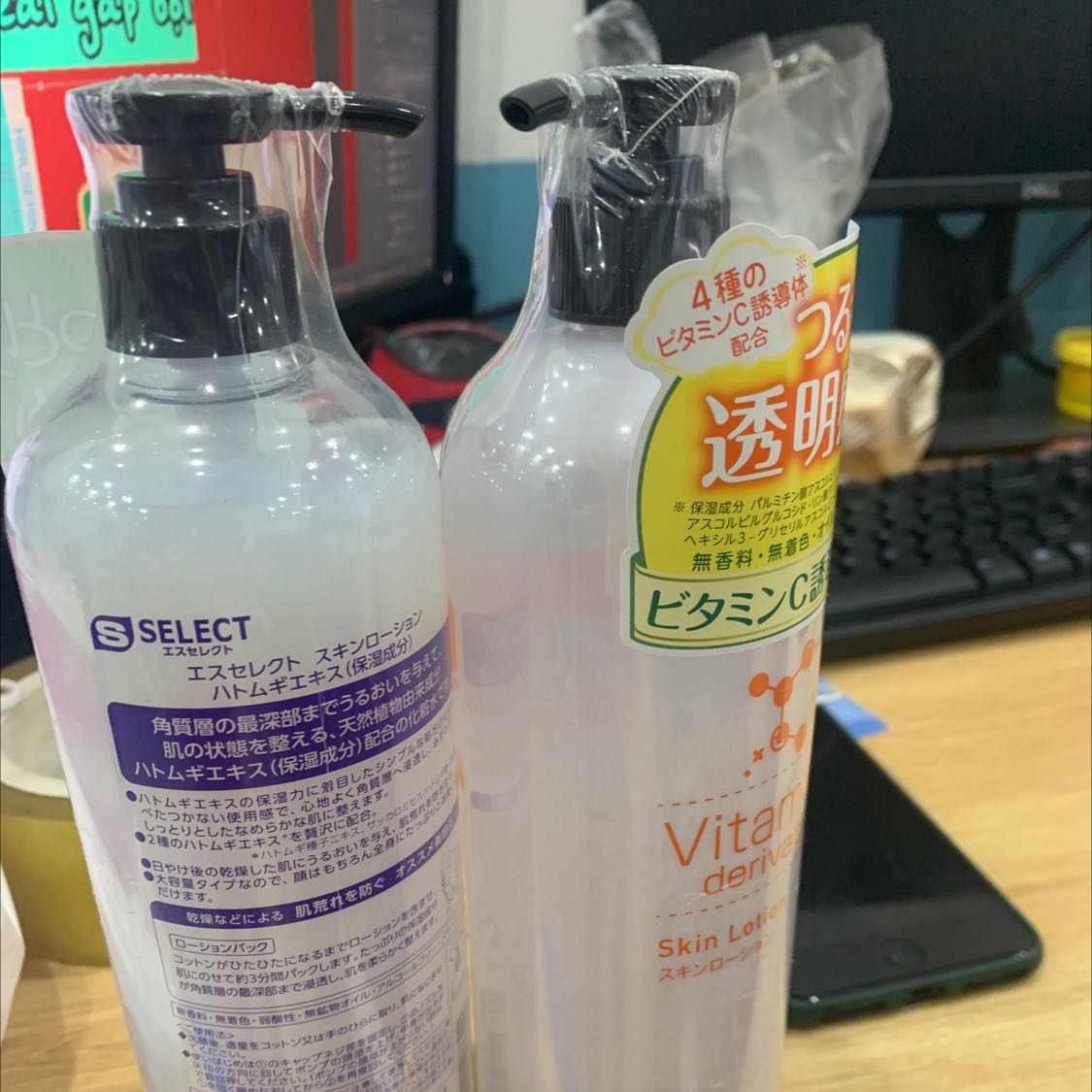 Được tặng bông tẩy trang, hài lòng về dịch vụ và cách đóng hàng. Sp dùng có mùi hượng lạ lạ. App thấy da căng mướt