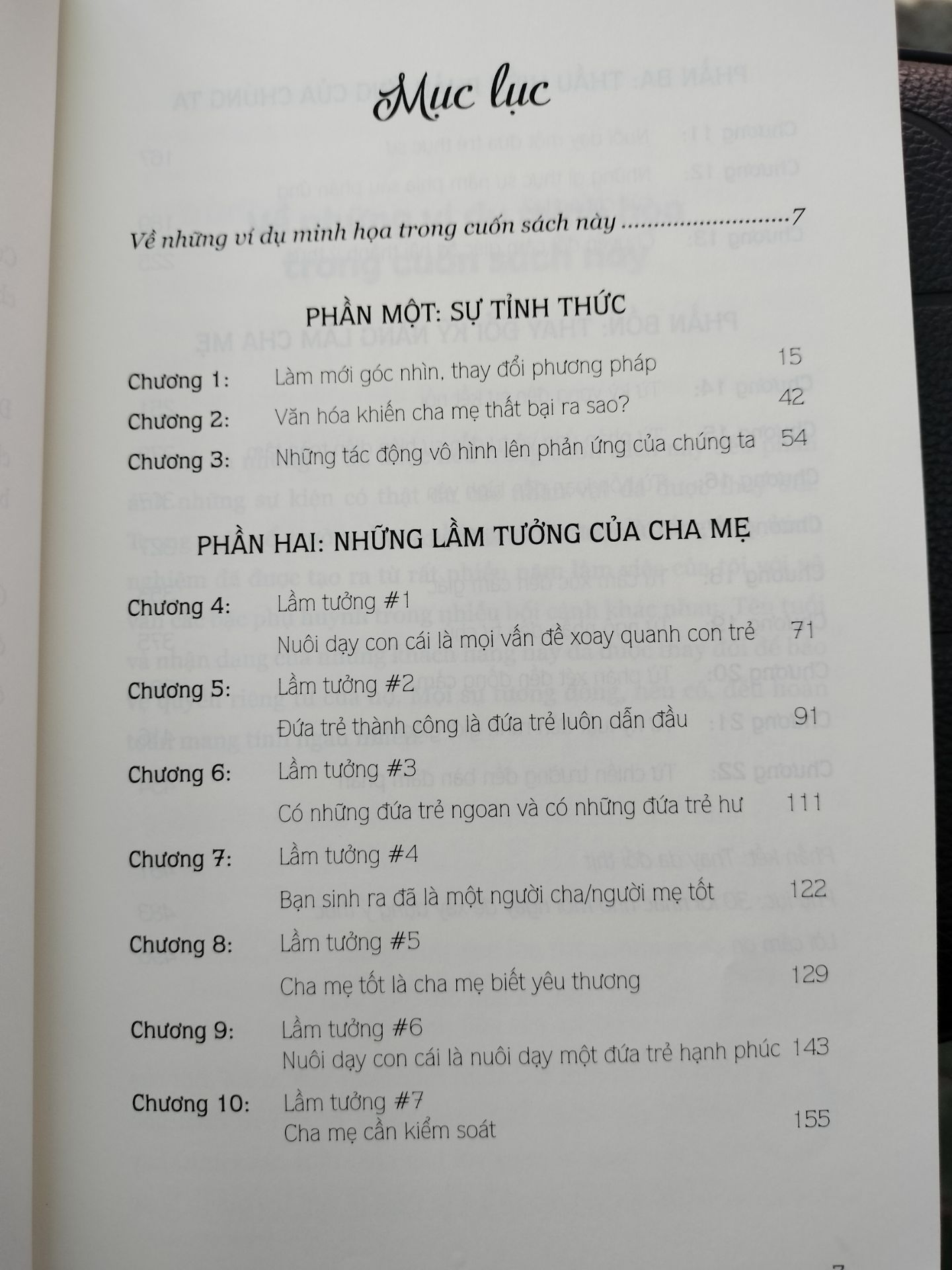 Một cuốn sách dành cho tất cả, không chỉ các bậc cha mẹ hay những ai sắp làm cha mẹ. Bản thân tôi đọc để nhận diện những lầm tưởng và tổn thương mà mình có từ thuở thơ ấu đến hiện tại với gia đình tôi, để hiểu mối quan hệ trong gia đình tôi và sự tác động của chúng lẫn nhau và có lẽ hàn gắn nó. Bước hành động rất quan trọng và là trọng tâm của cuốn sách mới nhất của tiến sĩ Shefali Tsabary, là phần tiếp theo của cuốn Làm cha mẹ tỉnh thức - một cuốn thiên lý thuyết cùng chủ đề. Ở ngay chương đầu tôi đã được tác giả khẳng định bằng lời và những câu chuyện bà kể về hành trình làm cha mẹ tỉnh thức với con gái của mình, rằng không ai sinh ra đã là một cha mẹ tốt hay sinh con ra là biết làm cha mẹ tốt, hiểu con ngay tức khắc. Đó là cả một quá trình bắt đầu từ sự vật lộn với bản ngã, là cãi vã và tan vỡ - không quan trọng tác giả có là tiến sĩ Tâm lý học bà vẫn phải cố gắng dần dần từ đống đổ nát giữa mối quan hệ mẹ - con, bà phải cố gắng, phải nhìn lại mình - phản tư, nhìn lại những gì mình đã gây ra và nhận thức thật rõ ràng những mô thức độc hại từ văn hoá, từ sự cố chấp, từ kinh nghiệm của bậc phụ huynh trước vô tình "truyền lại", bản năng,... từ đó mỗi khi nổi lên những định kiến vô lí đến từ bản ngã, bà có thể chấp nhận bỏ qua chúng với cái tâm sáng suốt, tĩnh lặng để đi đến mối quan hệ tốt lành với con cái. Đó là cả quá trình và ai cũng có thể đi trên con đường đó cùng con cái.  Sách còn nhiều nội dung hay lắm. Mọi người cứ đọc dần.