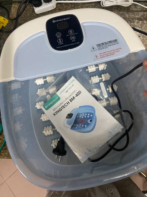 Đặt xong mua về rất hào hức, đặt luôn cả thảo dược về để ngâm chân luôn. Máy hoạt động tốt, cắm điện bật lên chờ 10 phút là nước ấm ấm rồi. Máy có nhiều đầu massage lăn chân khá thoải mái dễ chịu. Vì ngâm chân khá tốt và thư giãn và mình cảm nhận được luôn cái tốt sau khi sử dụng nên khuyên mọi người nên mua nhé!