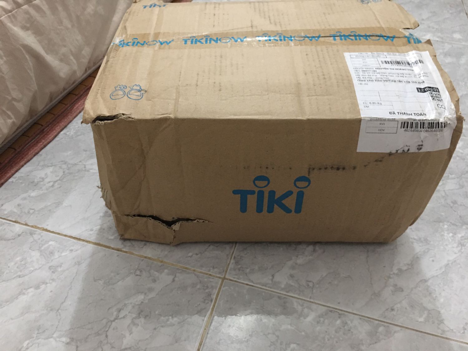 Hàng giao khá nhanh, đặt hôm trc là hôm sau có hàng rồi. Mỗi tội khâu đóng gói lỏng lẻo, hộp móp xấu quá. Trộm vía cả bộ truyện không bị sao, chỉ bị tập 1 một chút xíu. Mình là ng dễ tính nên bỏ qua đc. Chỉ mong Tiki sẽ lắng nghe phản hồi của khách hàng để cải thiện khâu đóng gói ah.