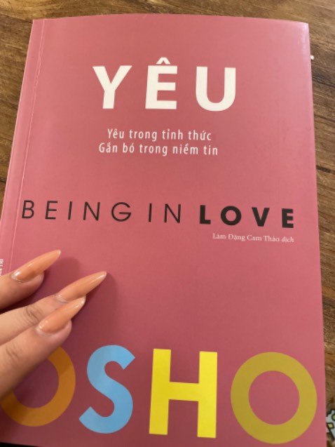 Không vì điều gì cả. Nếu bạn phân vân không biết nên mua cuốn này không? Câu trả lời là có! Cuốn sách này đã tát vào mặt mình về những định nghĩa vớ vẩn mình đã tự đặt ra về tình yêu, hay nói cách khác mình hiện đang ở hố sâu. Nhưng nhờ OSHO, mình như được sống lại.