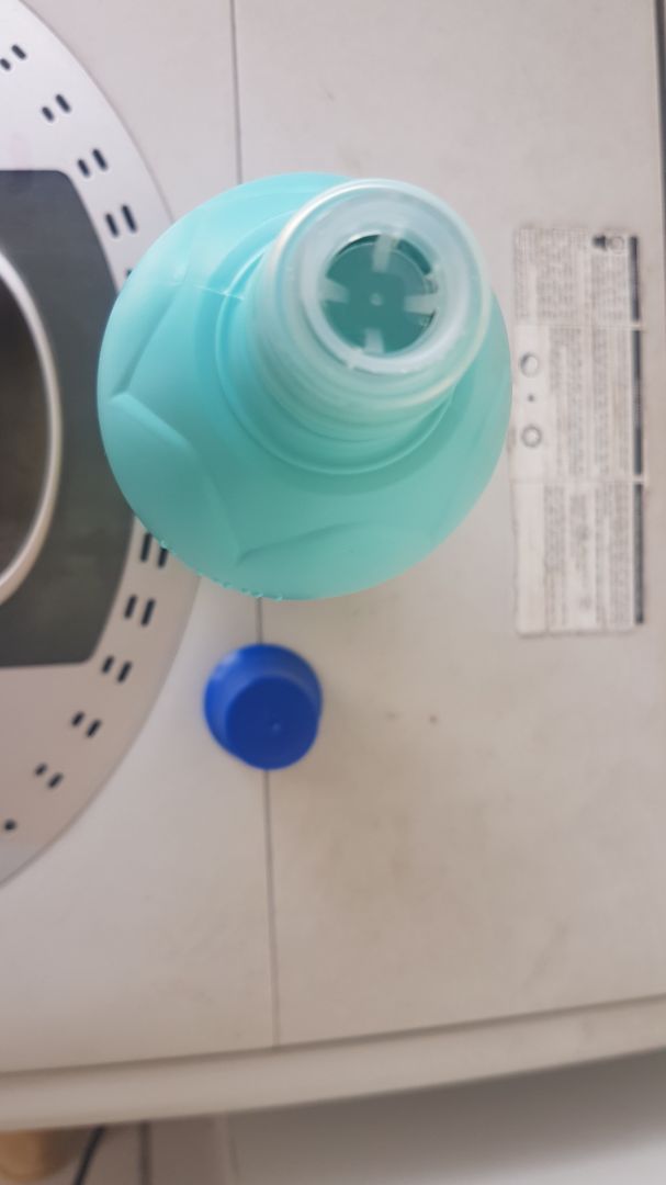 Gửi hàng nhanh, đóng gói cẩn thận. Nhưng sản phẩm không có tem, không niêm phong, vặn nắp chai là đổ được nước ra; tẩy được vết bẩn được 30%, vết mốc không tẩy được.