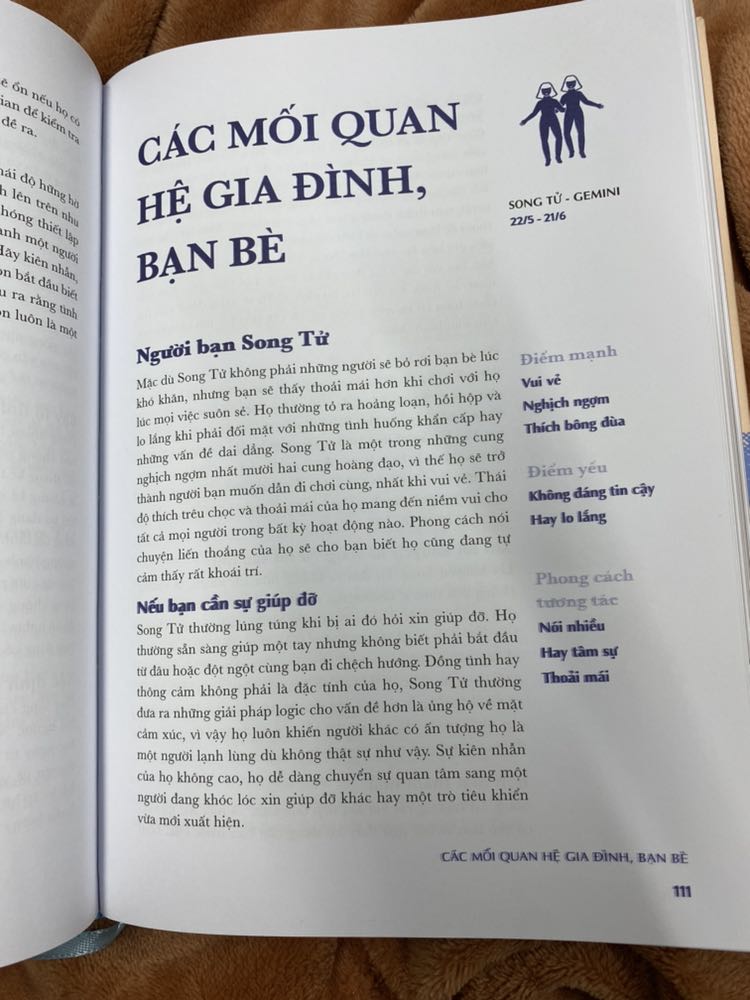 Nhận sách là mình hú hét luôn vì quá đẹp. Bản tiếng Anh Astrology of you and me đã quá nổi tiếng và hay rồi nên mình đã chờ phát hành bản Việt là hốt luôn. Sách siêu dày siêu nặng cầm đã tay lắm. Bìa cứng nhũ lấp lánh còn bên trong in màu 100% bảo sao giá xứng chất lượng cả thôi. Nội dung trình bày đầy đủ các mối quan hệ mà bạn có trong cuộc sống không thiếu thứ gì luôn: sếp, đồng nghiệp, nhân viên, bố mẹ anh chị em, ny đến ny cũ… có tất. Cuốn chiêm tinh có tính ứng dụng vào cuộc sống cao nhất mà bạn cần trong đời.