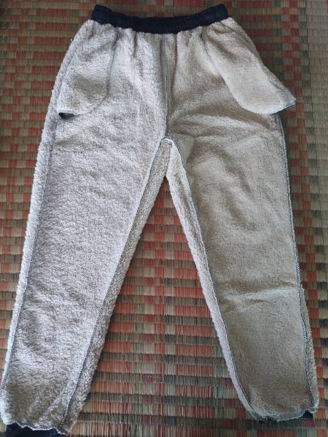 (4.5/5) - Vải mặt ngoài là thun - polyester, có rụng bông khi mặc 🥲🥲
(5/5) - Giao hàng nhanh, từ Hà Nội vào miền Tây chỉ có 3 ngày.
(2/5) - Gói hàng và vận chuyển của tiki ngày càng kém, hộp bị móp hết, hên đây là đơn hàng quần áo, nếu là sách chắc rách không còn gì luôn :))). Mong tiki xem lại đơn vị vận chuyển Viettel post.
Shop có kèm tem cảm ơn, thấy cũng dễ thương nên vẫn ủng hộ cho shop 5 sao, chứ lâu rồi mới đặt lại hàng bên tiki mà tiki làm ăn chán quá.