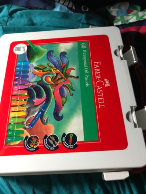 Giao siêu nhanh mới đặt hồi sáng thì tối đã giao rồi. Hộp đẹp chắc chắn. Đã dùng 1 hộp r. Màu đẹp mềm mịn tô đều đẹp nói chung là ưng nên mua nhé mn