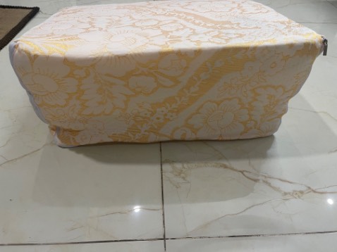 Mình không biết đây là hàng thật hay giả lun. Cảm giác không xứng với giá tiền. 
-Vỏ lùng bùng so với thân gối
-Gối móp méo, bên cao bên thấp
- Thùng đúng gói chỉ là hộp carton sơ sài