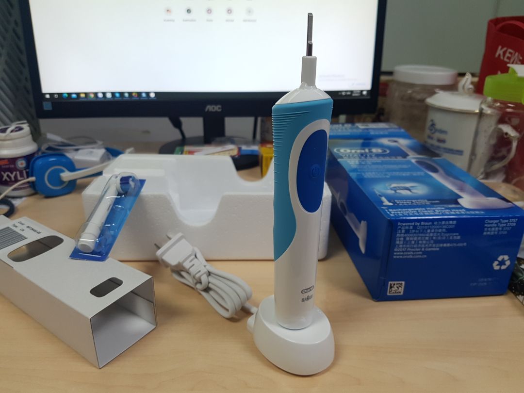 Sản phẩm giống hình. Gồm 1 sạc, 1 cây bàn chải và chỉ có 1 đầu bàn chải, ko có thêm 1 đầu bàn chải nào cả, phải tìm mua đầu bàn chải để sau này thay thế.