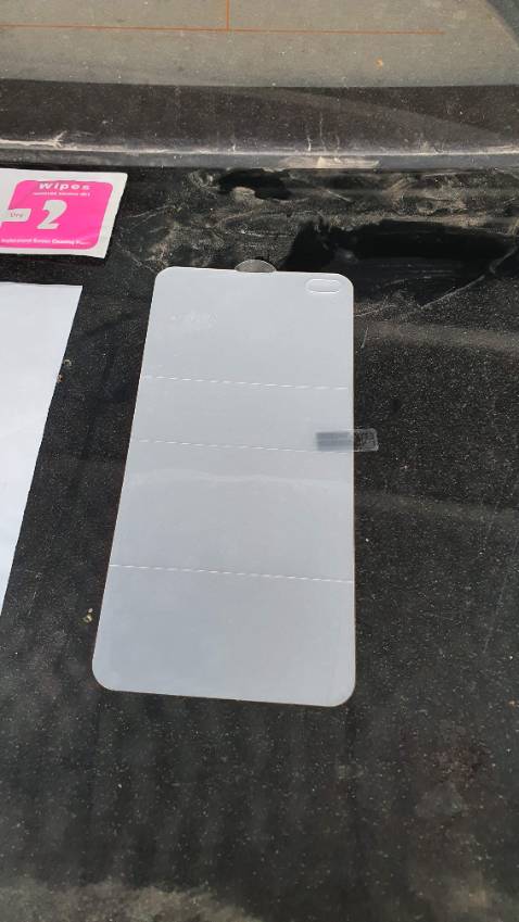 Nhờ thằng bạn bán điện thoại dán, chỉ là dán mặt mặt kính màn hình thôi.