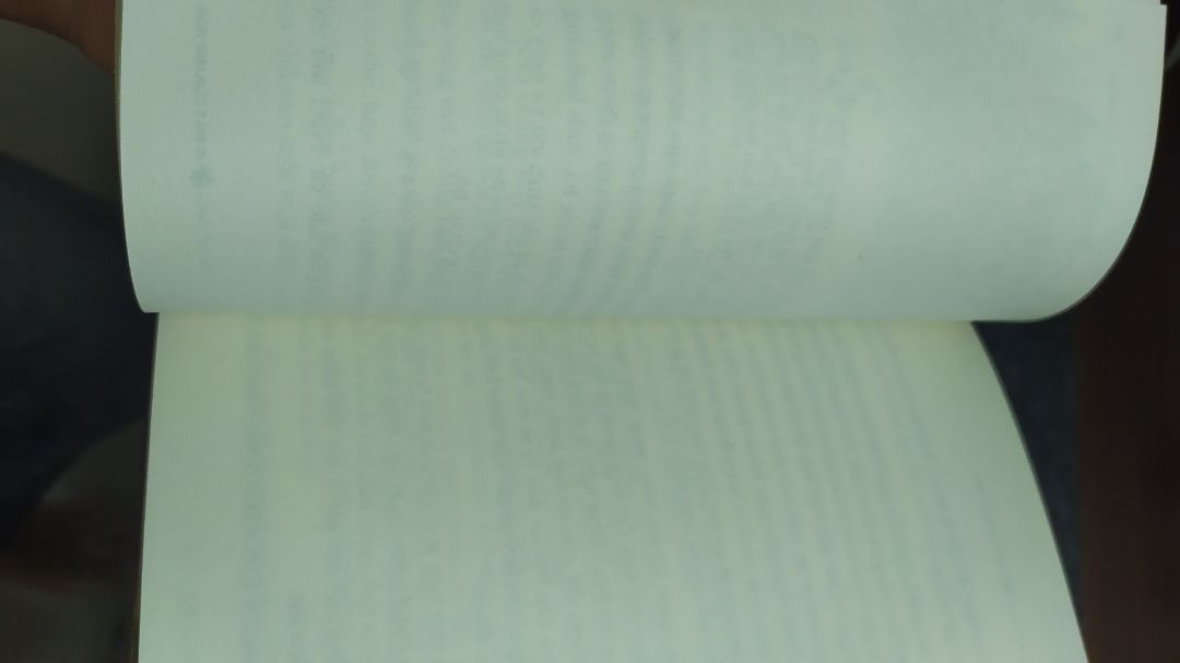 cuốn sách là câu chuyện rất đơn giản nhưng ý nghĩa và cho mình thấy được về sự thật của may mắn. Nếu không biết cố gắng, siêng năng, kiên trì... thì may mắn sẽ mãi mãi lẩn tránh với cuộc đời chúng ta. 
Cảm ơn 2 tác giả Alex Rovira và Fernando Trías De Bes đã viết nên cuốn sách tuyệt vời như vầy. 
Một điều nữa là mình muốn gởi tới nhà sản xuất, sách in lỗi rất nhiều trang. toàn trang trắng, khiến mình ko hài lòng khi đọc câu chuyện. đúng ngay những trang có value thì bị mất chữ. Làm ơn rút kinh nghiệm.