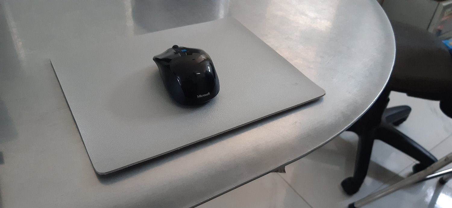 Hơi dày. Qua một đêm, các mép bị uốn cong lên. Không phải chuột nào dùng với miếng lót này cũng được. Chuột như trong hình chà bị rít, không trơn.