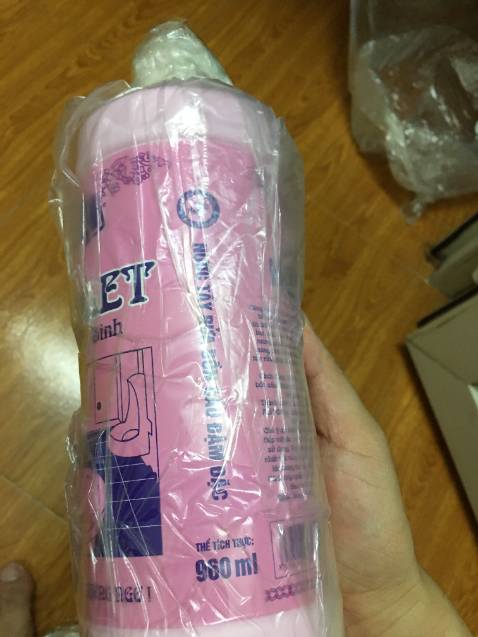 đánh giá là dòng nước tẩy rửa bồn cầu hando này hoạt tính tẩy rửa mạnh hơn mấy loại của gift hay vim mình đã từng dùng nhiều. bởi khi xịt nước tẩy ra sàn và tường gạch men, ốp gạch men trong phòng tắm là thấy có phản ứng hóa học xảy ra liền + sủi bọt tăm + mùi chất tẩy rửa sộc lên khá là nồng, vì thế khi sử dụng nên đeo khẩu trang nhé, khi dùng chổi hoặc cây cọ rửa thì khói sương phản ứng bay lên nữa cơ, đồng nghĩa với việc là tẩy sạch và sau khi tráng cọ lại nước sạch thì phòng tắm thiết bị vệ sinh bóng sáng hơn, mùi hôi khó chịu cũng đã hết, trước mình tẩy gift nhưng vẫn phảng phất mùi nồng hôi, thử qua hando này thì đã hạn chế đc mùi bay phảng phất bám vào người luôn.