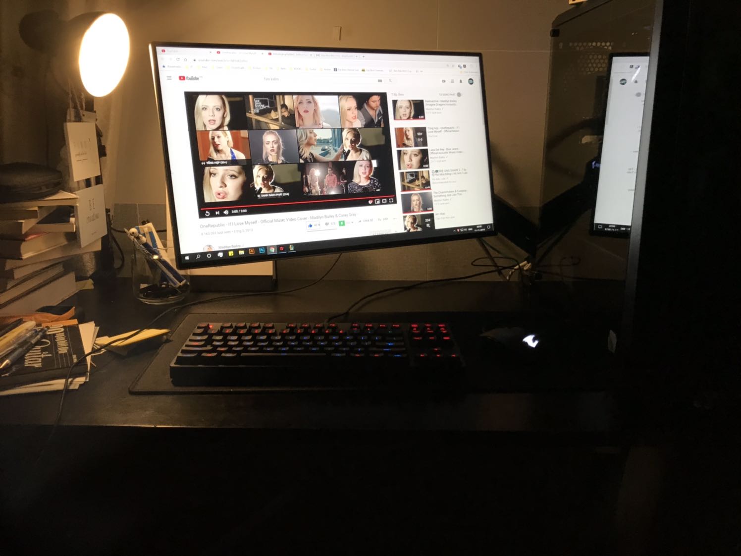 II Dưới 1tr/1 tay đỡ nên k thể đòi hỏi mượt mà như những dòng cao cấp trên 1tr được 
Lắp hơi nhọc công 1 chút. 
Bên trong hộp có kèm theo vít - lục giác - ốc  nhiều loại để phù hợp vs mục đích sử dụng. 
Sản phẩm cho cảm giác sử dụng khá thoải mái. Đa dạng góc
Nghiêng trái phải - ngửa màn hình lên xuống - điều chỉnh độ cao so với mặt bàn - độ gần xa với người ngồi. 
Có chút chút chưa được smooth, xiếc ốc chặt sẽ kêu tiếng nhẹ khi điều chỉnh vị trí
Khi thay đổi góc nhìn thông qua 1 chiều thì phải điều chỉnh các chiều kia 1 chút thì mới cân bằng. 
Chốt: Đáng mua trong tầm giá.