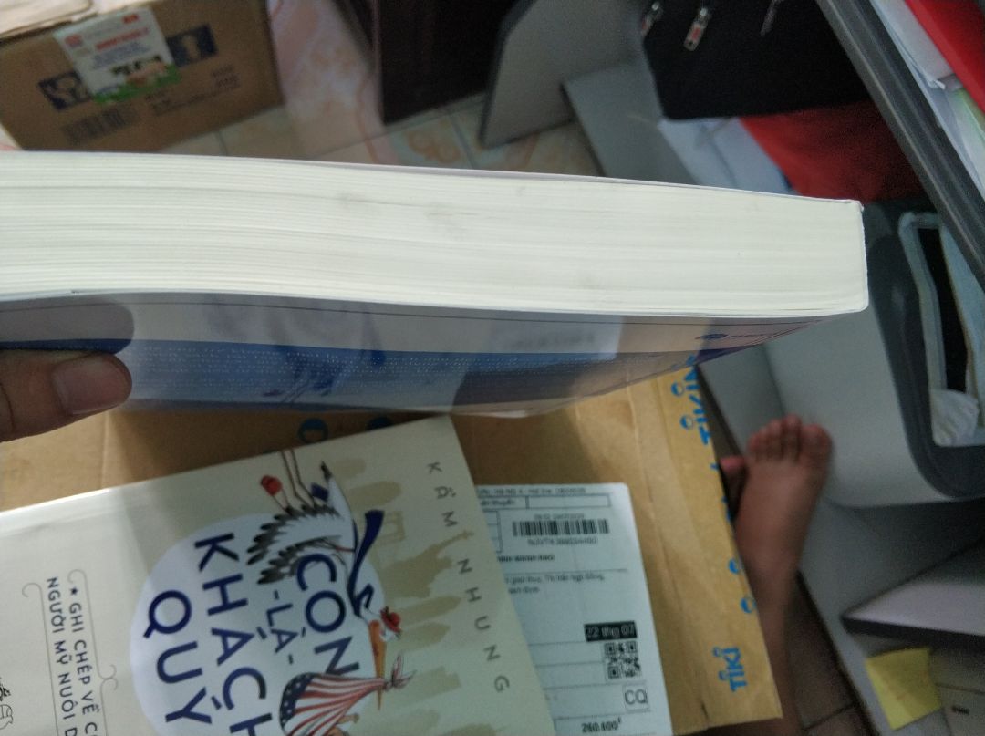 cảm nhận chung là sách khá mới, tuy nhiên khá thất vọng về cách đóng hộp và giữ gìn sách của tiki, sách để không trong hộp, không có túi nilong bọc sách, cách sách bị sây sát, cạnh sách bị bẩn giống như dấu tay cầm vào trong quá trình đóng gói. tiki cần rút kinh nghiệm, trân trọng từng sản phẩm