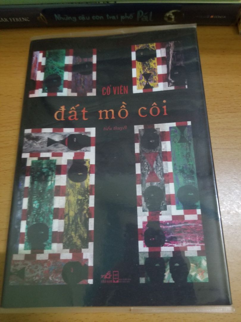 Tình cờ mình đọc được review về quyển sách này, mình đã rất tò mò muốn đọc thử. Và sau khi đọc xong, phải thú nhận rằng mình đã rất ấn tượng về tác phẩm này.
Có thể đây là một trong những cuốn sách hiếm hoi hiện nay dám nói về một thời xưa cũ, về những cải cách, những góc khuất và những phận người. Tùy ở mỗi người mà ta sẽ có sự nhìn nhận khác nhau về sách, nhưng riêng mình thì mình nghĩ đây là một quyển sách hay.