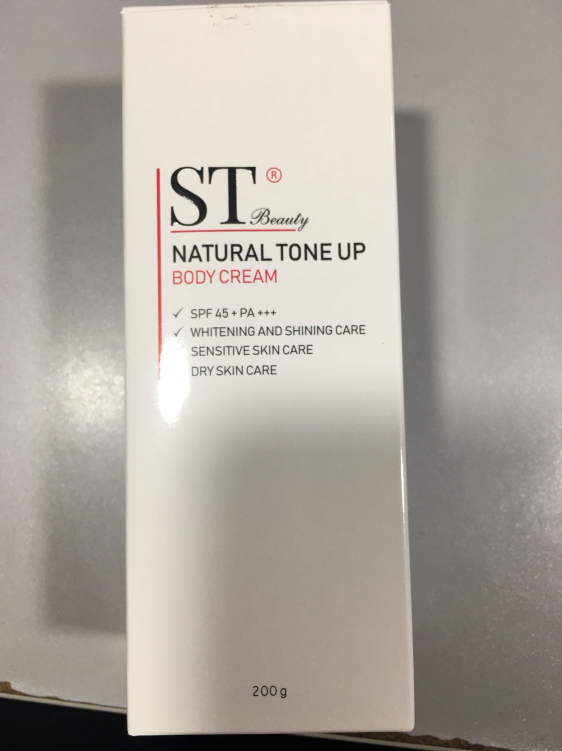 Khách quan nhìn từ bên ngoài hộp: sang, sạch sẽ, dễ Sài. Chất kem ko đặc, vừa phai, bôi lên da ko để lại vân kem, có chút rít khi mới bôi xong, đợi lúc sau sẽ hết. Một hộp Sài được tầm 1-1,5th, nếu dùng 1l/ngay. Bạn nào dùng nhớ tẩy Tbc 1-2l/ tuần nhé. Có thể sẽ mua lại.