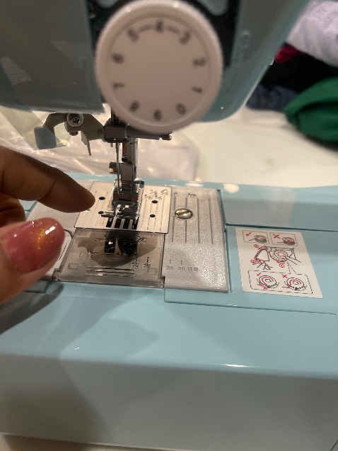 máy may màu chuẩn đẹp hơn trên hình, đang mài mò các cách may và chỉnh như nào, mặc dù là thợ may ngày xưa nhưng nhìn máy này nhiều chức năng nên rối quá shop ơi..