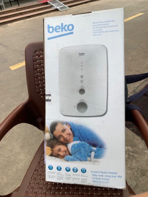 Hàng chính hãng, giao nhanh, chú giao hàng rất nhiệt tình. Máy chạy rất êm và siêu mạnh. Đáng mua
Mình đã mua 2 máy Beko loại không bơm trợ lực xài bên chung cư rất tốt nhưng đem gắn thử bên nhà mình thì nước rất yếu dù bồn nước nhà mình cao đến 4,5m. Tắm rất ức chế 
Từ khi gắn máy này có bơm trợ lực vào nước phun siêu mạnh luôn. Chỉ dám chỉnh bơm đến 1/3 vòng thôi các bé nhà mình đã bảo nước xịt đau quá! 
Dù máy có trang bị cầu dao chống giật nhưng mình cũng phải tiếp mát đóng cọc sâu xuống đất và bắt thêm 1 cầu dao panasonic chống giật ở đầu nguồn cho an toàn! 
Tóm lại máy rất ngon, mọi người nên mua xài nhé! Hiệu này bền lâm, 2 cái kia mình gắn ở chung cư cũng hơn 2 năm rồi chạy rất ngon chưa thấy lỗi gì