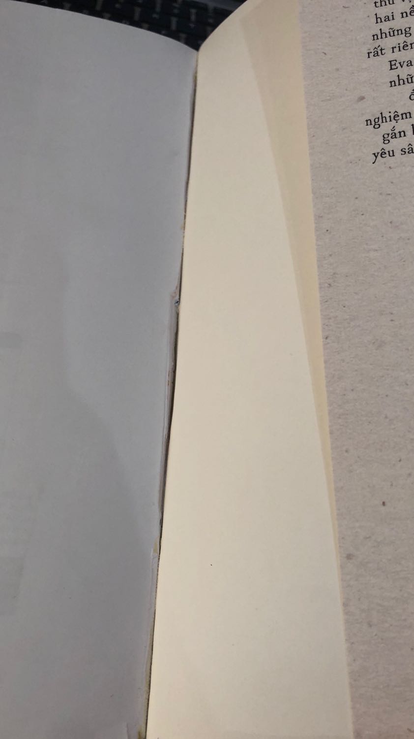 Sách đẹp, nội dung hay, bên trong dán bìa hơi xấu một chút nhưng như vậy cũng hợp với giá tiền rồi