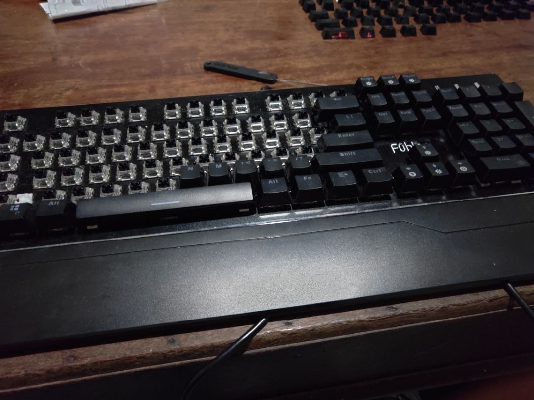 Đặt mua hôm 11/9 đến 13/9 đã nhận được hàng, tiki đóng gói cẩn thận. Keycap puller này đầu bằng kim loại nên dễ tháo phím hơn đầu nhựa. Thời gian tháo hết 104 phím mất tầm 15p nhanh hơn mấy loại keycap puller bằng nhựa. Cho tiki 5 sao luôn. Sẽ tiếp tục ủng hộ tiki.