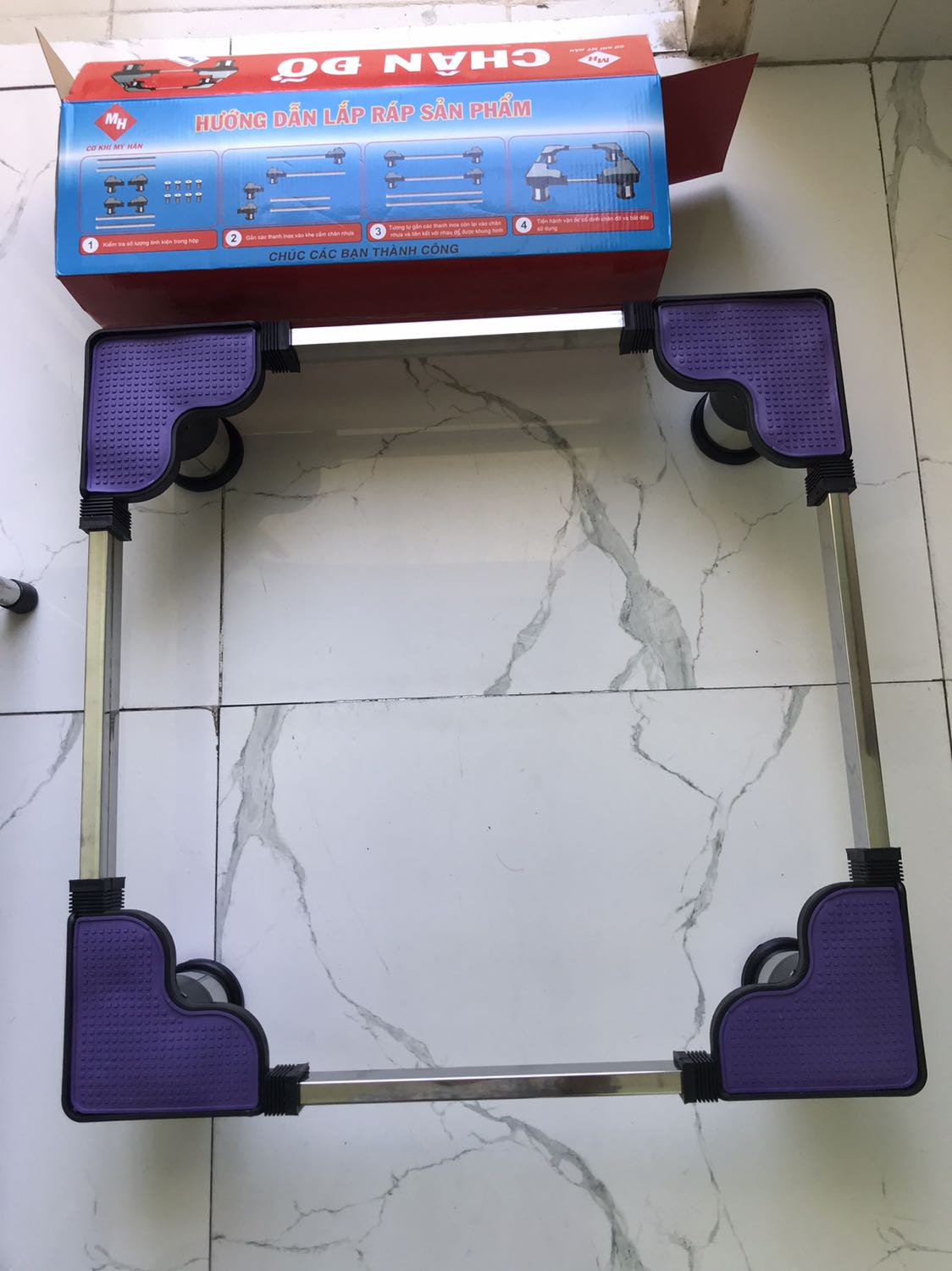 Sản phẩm như mô tả. Mình cứ nghĩ khi điều chỉnh thì nó không chắc chắn nhưng hoàn toàn ngược lại, chắc không tưởng và không bị lắc. Chân đế dễ lắp ráp, hướng dẫn rõ ràng. Thằng nhóc nhà mình tự lắp luôn