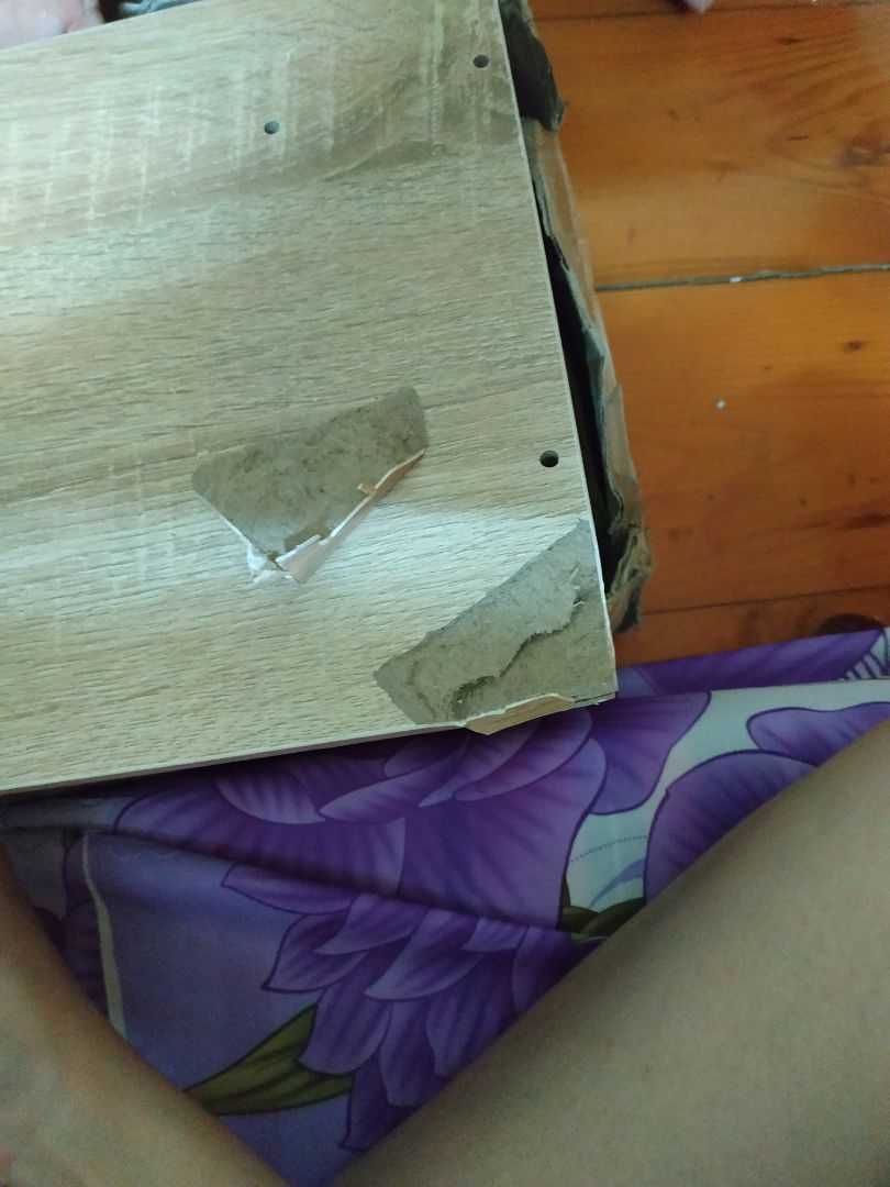 giáo hàng bị lỗi, mảng ván bị gãy tróc lên cả đoạn. không hài lòng. shop phản hồi cho mình nhé