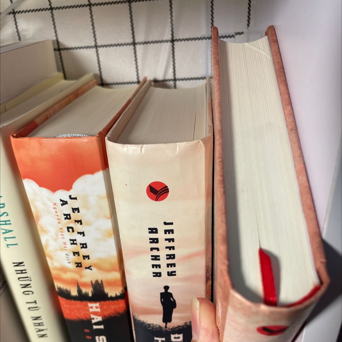 Mình chưa đọc cuốn này nên chưa biết nội dung để đánh giá nhưng hơi buồn một chút là lần này tiki giao lại bị móp bìa, mình mua hai phần tiếp theo của “Hai số phận” là “ĐCGHĐ” và “BTTTHS” thì bị móp cả hai 😭 vết móp không đáng kể lắm nhưng vẫn khiến mình đôi chút khó chịu