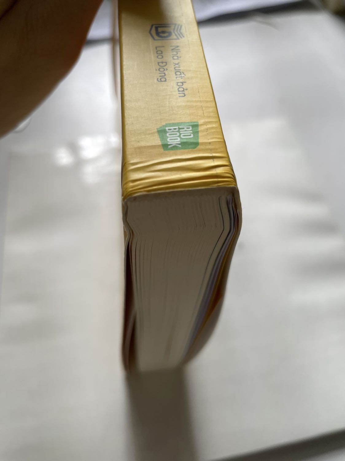 Mình biết mùa dịch thì việc vận chuyển hàng hoá sẽ gặp nhiều khó khăn. Nhưng hàng hoá là sách mà chỉ đóng hàng bằng 1 hộp, bỏ chung với chai sữa rửa mặt nữa. Rồi quyển sách nó ra vậy luôn ạ :((( Mình mong những đơn hàng là sách sẽ được gói kỹ hơn trong tương lai.