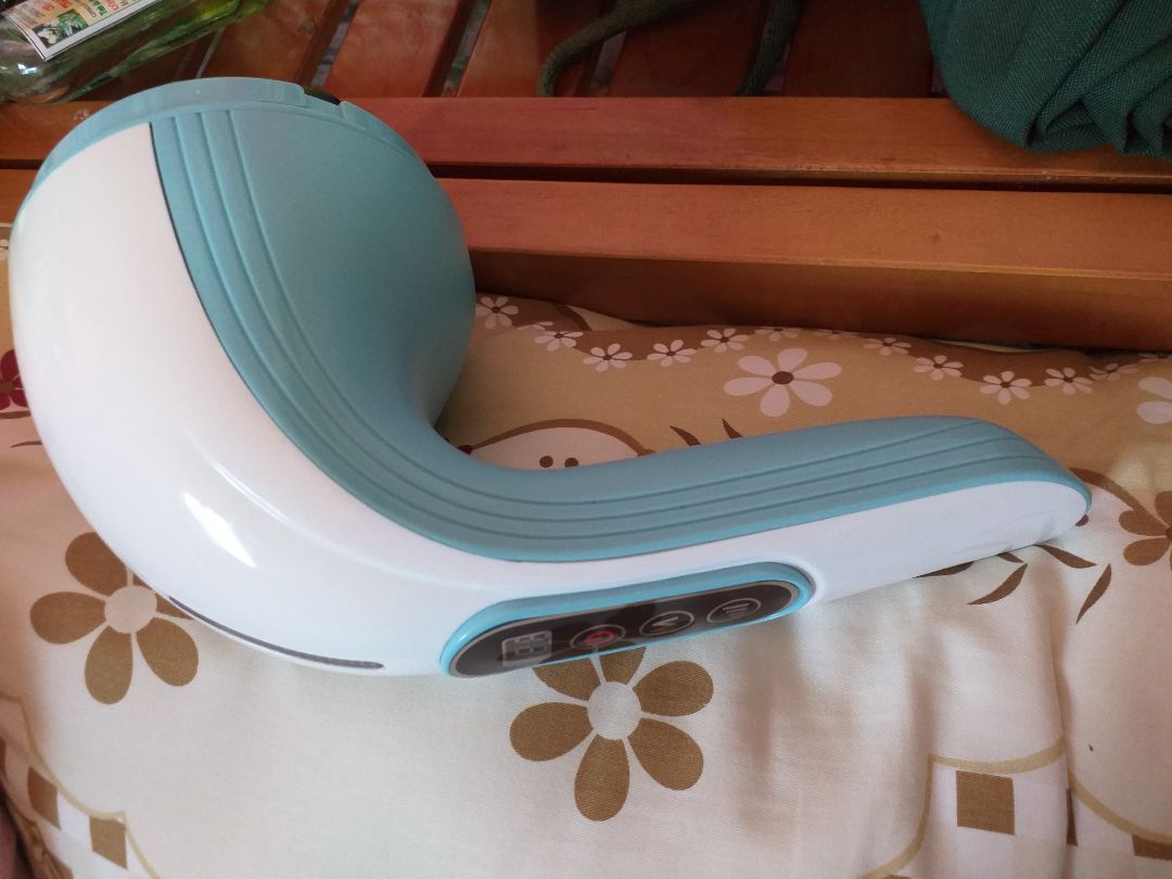 sản phẩm giống hình. hay ở chổ lúc cắm sạc sẽ k sử dụng được. nhiều đầu massage có thể thay đổi theo sở thích mỗi người trong gia đình. pin sạc 3.5h sử dụng đc tầm 2h là hết pin.  chưa sử dụng lâu nên k biết có bền k. nói chung hiện tại cảm thấy hài lòng