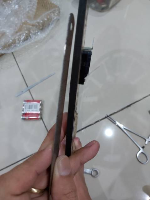 Đồng hồ giao không có khắc chữ ở vòng tròn giữa như hình quảng cáo.
Kim đồng hồ cực kỳ mỏng – rất dễ cong vênh.Bề dày của đồng hồ rất mỏng , 
Gắn pin vào chạy 1 lúc rồi ngưng , chạy lại vài nhịp lại ngưng .
Gắn kim thì số rơi ra – gắn không khéo là cong kim liền .
Nói chung không xử dụng ổn định được .
Cực kỳ không hài lòng .
Yêu cầu trả hàng .
Mã đơn hàng : #330895142