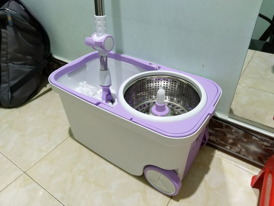 Sản phẩm được giao hàng sớm hơn dự kiến. Sản phẩm chắc chắc và dễ dàng lắp ráp, đồng thời dễ sử dụng, di chuyển thùng chứa. Cây lau chắc chắn.