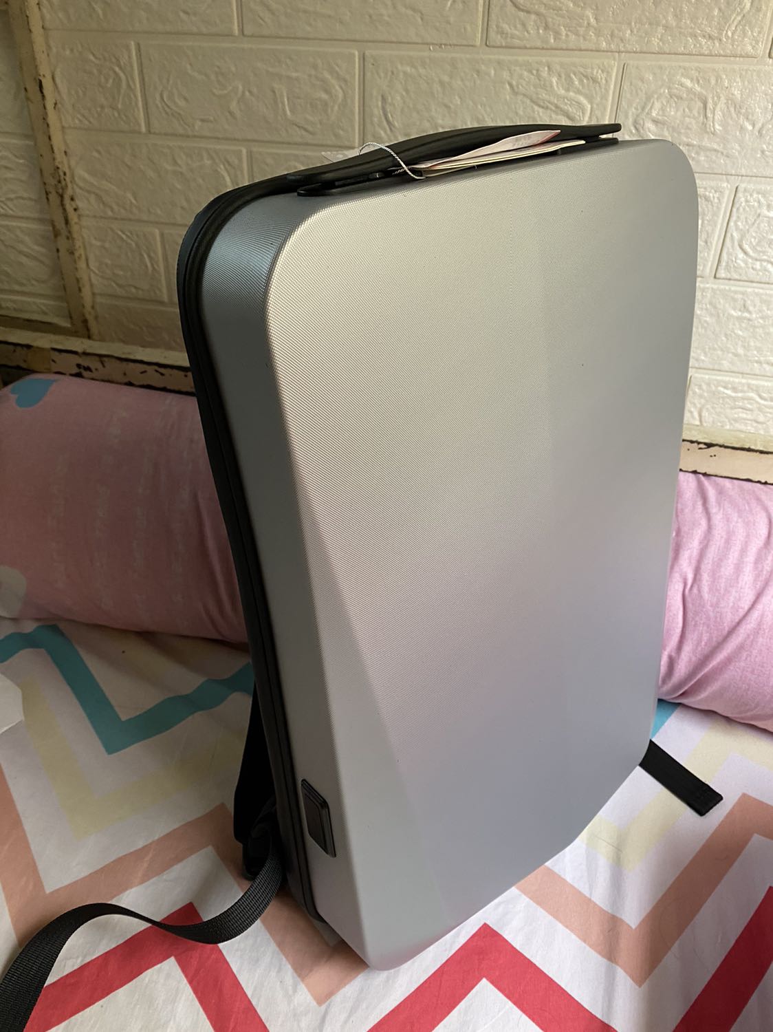 Chi tiết được may sắc nét, tinh tế, nhìn xịn sò lắm. Đóng gói bao bì cũng rất chuyên nghiệp. Nói chung nhận hàng hài lòng. Phải xài thêm để xem chất lượng thế nào.