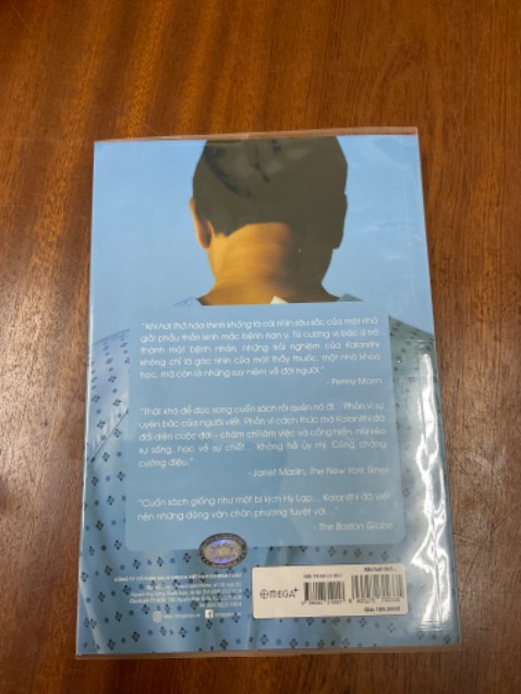 Nội dung sách hay, cho mình ngẫm lại những suy nghĩ chệch hướng, cho mình thấy mình thật may mắn cho tới hiện tại, nên trân trọng mọi điều xung quanh mình. Về hình thức của sách thì mình thấy sách có vài lỗi typing, mực in ở những trang cuối bị mờ làm mình hơi nghi ngờ về sách một chút, nhưng về phần bookcare mình thấy đẹp, chỉnh chu.