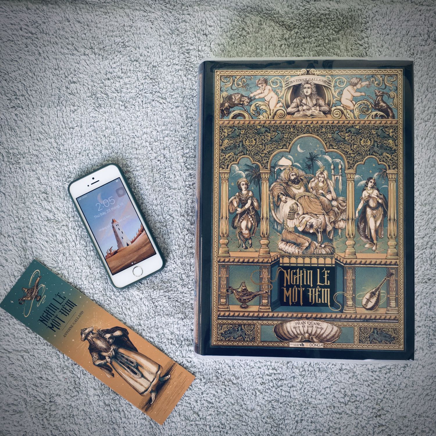 Giao hàng: nhanh, hộp va chạm nhiều nên góc bìa sách có cấn một chút, không ảnh hưởng quá nhiều.
Sách: đẹppppppppp, so với bản cũ thì thêm rất nhiều tranh minh hoạ đọc đỡ nhàm chán. Giấy loại 70gms nên hơi mỏng so với cuốn Grimm.