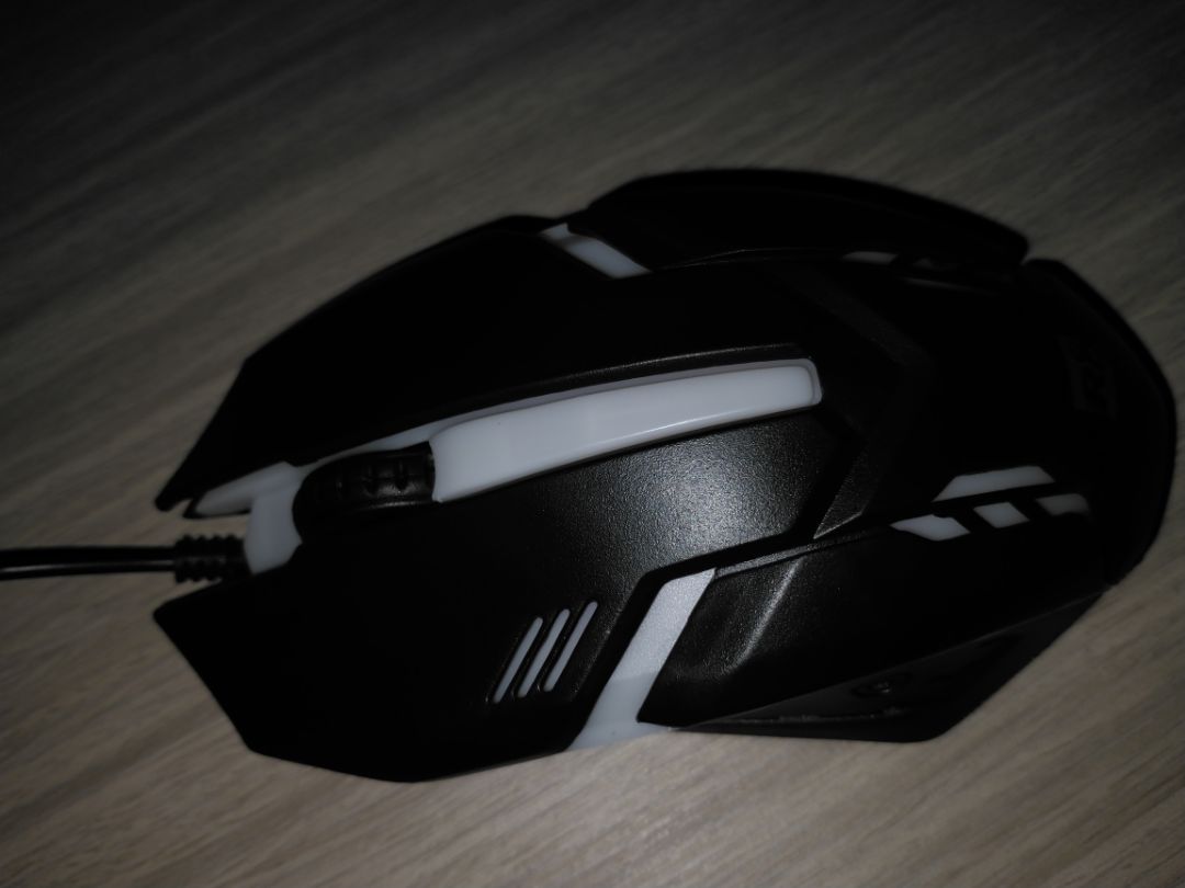 đặt hàng từ 12/8 đến ngày 6/10 mới nhận được hàng, mặc dù dịch nhưng tiki giao hàng kì này hơi lâu. Chuột giá rẻ , nhìn rất đã vì chuột có thể chuyển nhiều màu, lâu dài thì ko biết nhưng hiện tại dùng rất ok hợp lý với giá tiền.